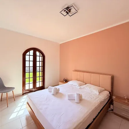 Casa Peixinho - 2 Bedrooms, Garden & Bbq Near